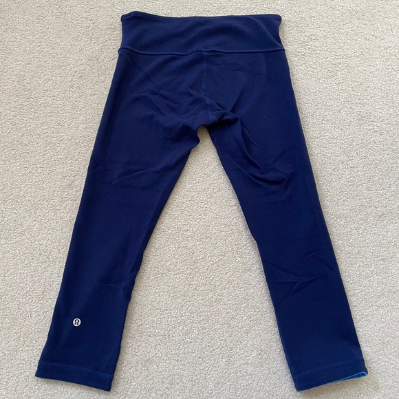 Lululemon Wunder Under Crop III (Reversible) Hero Blue / Pipe Dream Blue Size 6 - Picture 8 of 8